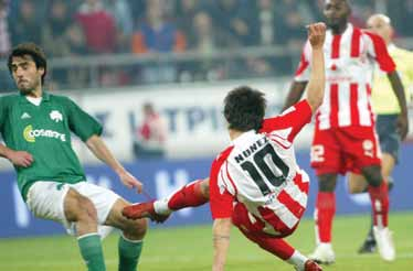 Πριν «βγει» το 10λεπτο είχε προηγηθεί με 2-0! Στο 6 ο Αλεξανδρής και στο 9 ο Λουτσιάνο (με ένα κτύπημα φάουλ που έχει μείνει στην ιστορία) και οι «ερυθρόλευκοι» μπορούσαν ήδη να πανηγυρίζουν!