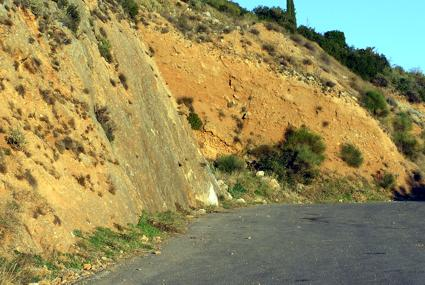 Κεφ. 18 ΡΗΓΜΑΤΑ Ορολογία Ταξινόμηση των Μεγάλης γωνίας ρήγμα (high-angle fault), από την περιοχή των Δελφών.