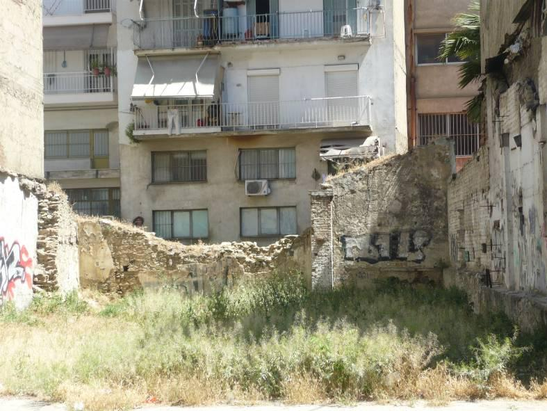 Νίκος Αίσχος, ο κάδος έχει γεμίσει μέχρι πάνω. Λογικό είναι οι περισσότεροι να πετάνε τα σκουπίδια τους κάτω.