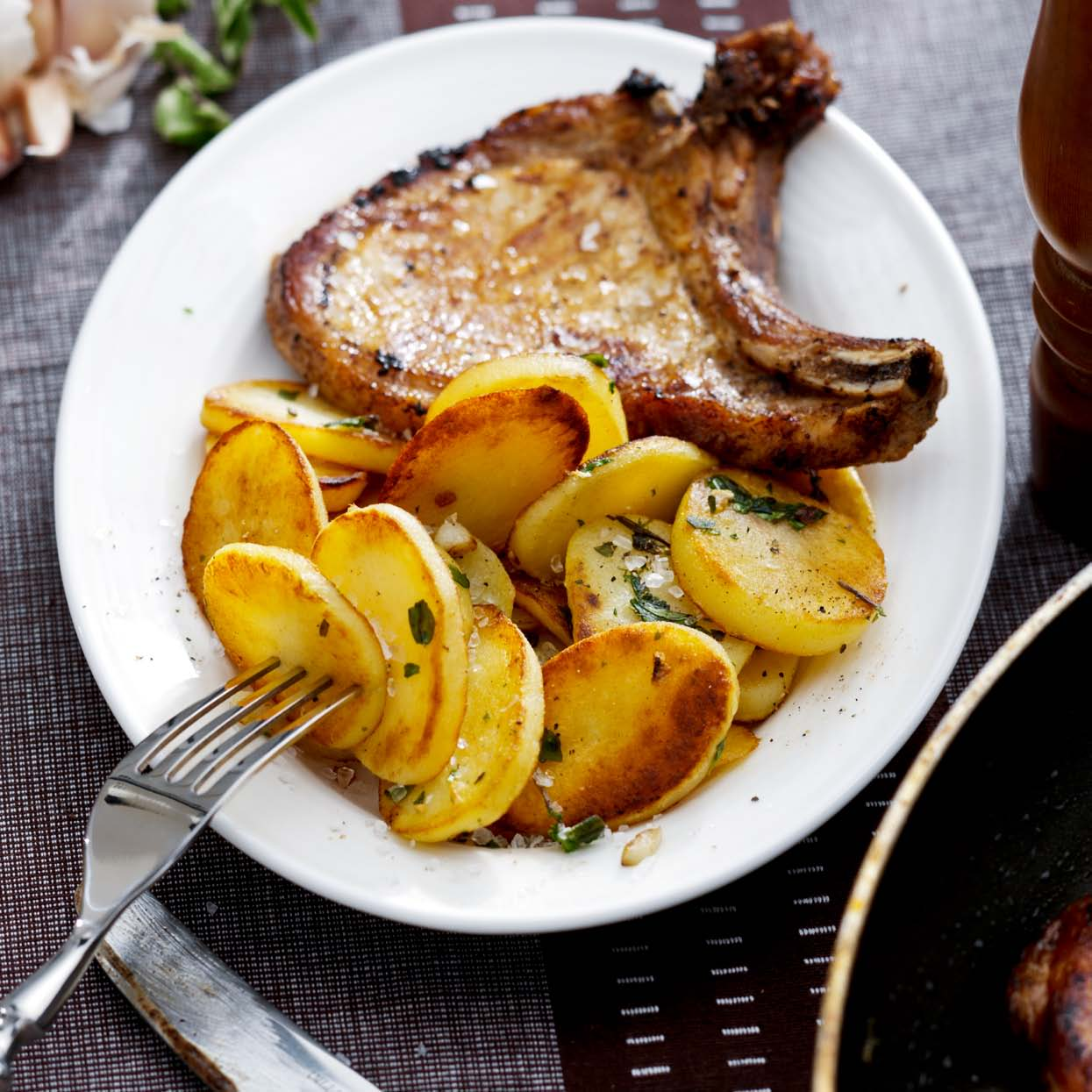 Fried Potato Slices with Garlic Potatoes & Fries Patates ve Kızartmalar Ψητές και τηγανιτές πατάτες Side dish - 4 persons 10 minutes + 20 minutes airfr yer 750 g waxy potatoes 1 clove garlic, crushed