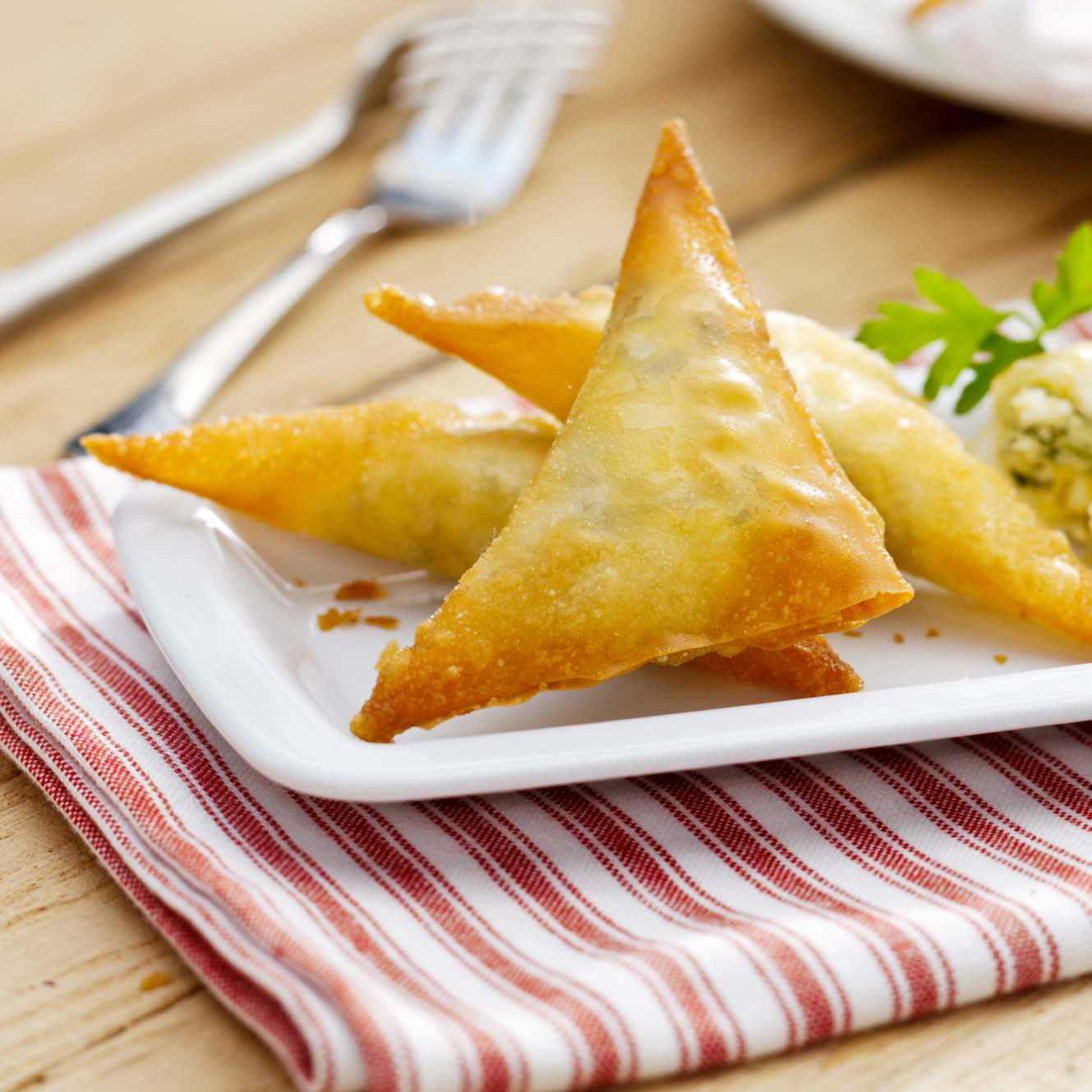 Fingerfood Feta Triangles Appetizer - 15 por tions 20 minutes + 9 minutes airfr yer 1 egg yolk 100 g feta 2 tablespoons flat-leafed parsley, finely chopped 1 green onion, finely sliced into rings
