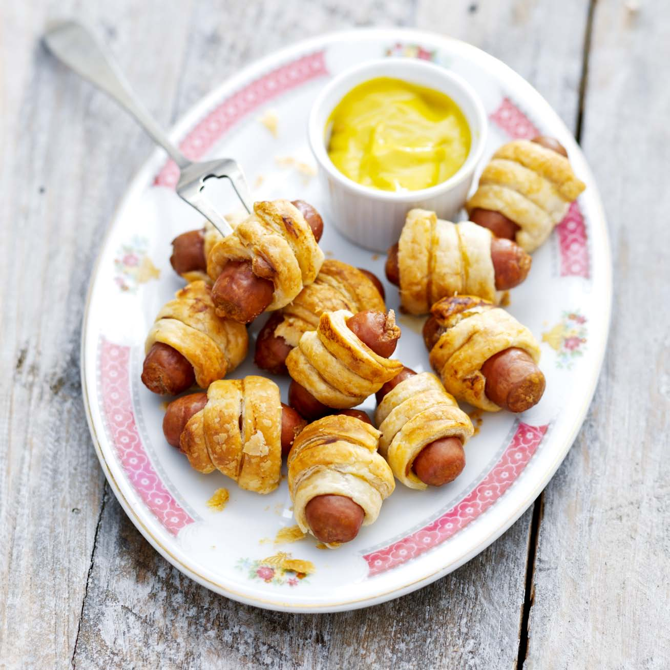 Fingerfood Mini Frankfurters in Pastry Ordövrler Ορεκτικά Appetizer - approx. 20 por tions 10 minutes + 20 minutes airfr yer 1 tin of mini frankfurters (drained weight 220 g, approx.