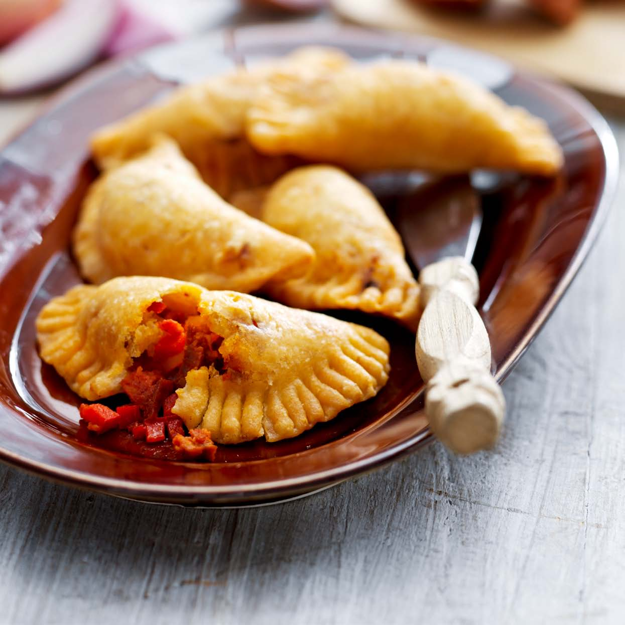 Fingerfood Mini Empanadas with Chorizo Appetizer - 20 por tions 20 minutes + 20 minutes airfr yer 125 g chorizo, in small cubes 1 shallot, finely chopped ¼ red bell pepper, diced into small cubes 2