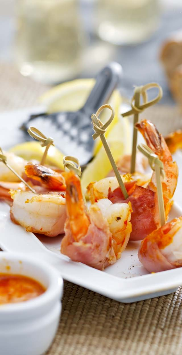 King Prawns in Ham with Red Pepper Dip Kırmızı Biber Soslu ve Jambonlu Karides Γαρίδες με ζαμπόν και ντιπ κόκκινης πιπεριάς Fingerfood Ordövrler Ορεκτικά Each portion contains Bir porsiyon şunları