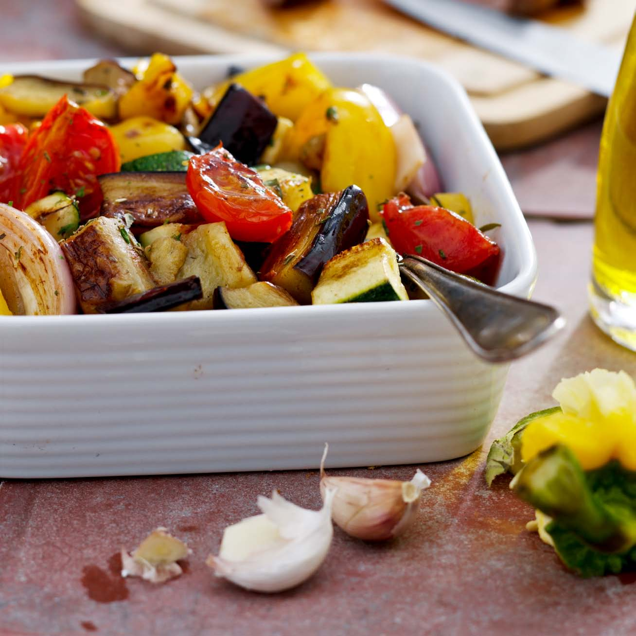 Fruit & Vegetables Ratatouille Meyve ve Sebzeler Φρούτα και λαχανικά Vegetables - 4 por tions 8 minutes + 15 minutes airfr yer 200 g courgette and/or aubergine 1 yellow bell pepper 2 tomatoes 1