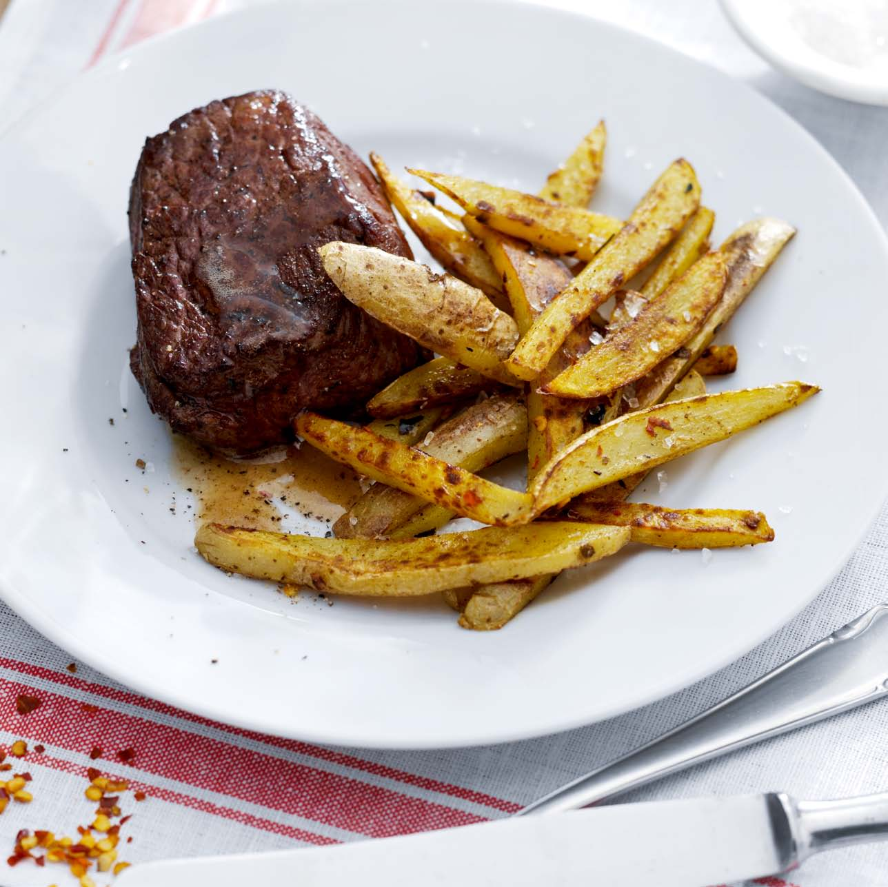 Spicy Country Fries Side dish - 4 por tions 10 minutes + 20 minutes airfr yer 800 g waxy potatoes 2 small, dried chilies or 1 heaped teaspoon freshly ground, dried chili flakes ½ tablespoon freshly