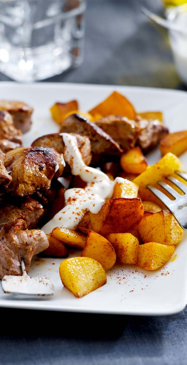 Potatoes & Fries Patates ve Kızartmalar Ψητές και τηγανιτές πατάτες Roasted Paprika Potatoes with Greek Yoghurt Süzme Yoğurtlu ve Biberli Kızarmış Patates Ψητές πατάτες με πάπρικα και γιαούρτι Each