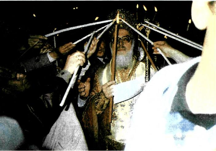 Στην πρωινή ακολουθία του Μ. Σαββάτου, οι πιστοί λαμπρύνονται και αγάλλονται από το προανάκρουσμα της Ανάστασης που μεταδίδουν οι ύμνοι. «Δεῦτε λάβετε φῶς»νύχτα του Πάσχα, Αλβανία. Ο Μακ.