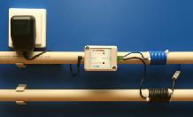 MODEL UVEMP Prístroj na úpravu vody elektromagnetickým poľom (UVEMP) slúži na zabránenie tvorby a odstránenie už existujúceho vodného kameňa v potrubiach, na vykurovacích telesách prietokových a