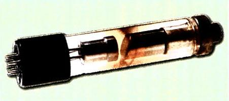 Παραγωγή ακτινών Χ Η συσκευή που χρησιμοποιήθηκε από το Roentgen αποτελείται από ένα γυάλινο σωλήνα που είναι εφοδιασμένος με δύο ηλεκτρόδια, την άνοδο και την κάθοδο.