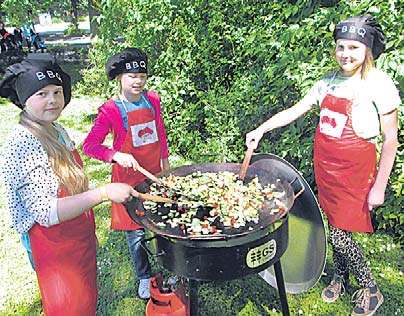 oldi abiks tänavakivide transportimisel ning laotati Nõmme kolmele rannavõrkpalliväljakule värske liiv.
