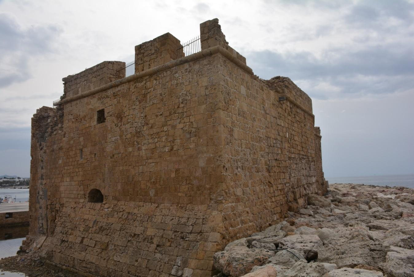 Εικ. 1.9. Σημερινή πρόσοψη κάστρου. Εικ. 1.10. Νοτιοδυτική πλευρά κάστρου.