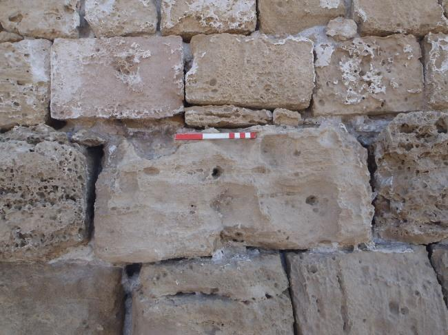 Φωτογραφική απεικόνιση: Θέση στην τοιχοποιία (Εικ. 4.1.1α), Μακροσκοπική εικόνα δείγματος (Εικ. 4.1.2α).
