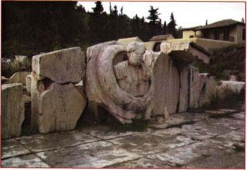 ΒΔ αυτών των ερειπίων βρίσκεται η περίφημη εσχάρα, ένας βωμός πάνω στον οποίο ήταν τοποθετημένη μια σιδερένια σχάρα για να γίνονται πάνω της οι θυσίες πριν από το ξεκίνημα της πομπής για την Αθήνα.