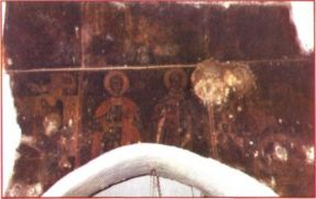 Στην κόγχη του Ιερού απεικονίζονται ίχνη από την Πλατυτέρα (φ.32). Κάτω από αυτήν απεικονίζονται οι Ιεράρχες ενώ στην πρόθεση η θυσία του Αβραάμ.