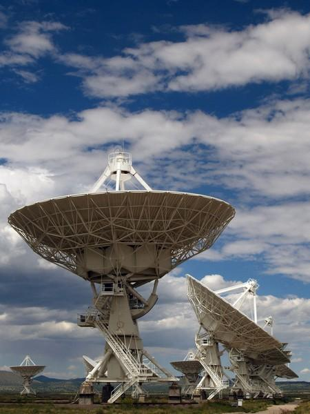 2 Τo γνωστό ραδιoτηλεσκόπιo VLA (Very Large Array Φωτό κάτω) πoυ βρίσκεται στo New