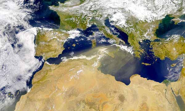 ΚΕΦΑΛΑΙΟ 2 ΓΕΝΙΚΑ ΧΑΡΑΚΤΗΡΙΣΤΙΚΑ ΜΕΣΟΓΕΙΟΥ ΣΩΜΑΤΙΔΙΑ ΦΥΣΙΚΗΣ ΠΡΟΕΛΕΥΣΗΣ ΣΤΗΝ ΑΤΜΟΣΦΑΙΡΑ Λιγότερο συχνά τα αερολύματα φτάνουν βορειότερα στη Μεγάλη Βρετανία (Wheeler, 1986), την Ολλανδία (Reif et al.