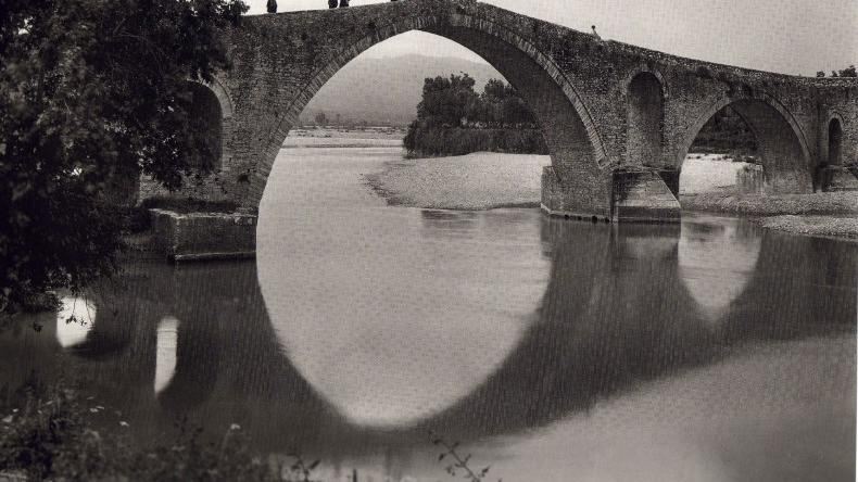 Τα ανοίγματα αυτά ελαφραίνουν την κατασκευή και συγχρόνως διαμορφώνονταν έτσι, ώστε να ανακουφίζουν τη λιθοδομή του γεφυριού