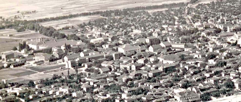 Σε ότι αφορά την θέση των καπναποθηκών στον αστικό ιστό, άλλες φορές εμφανίζονται σε επαφή με τα γειτονικά κτίρια ή σε συγκροτήματα καπναποθηκών ή και μεμονωμένα.