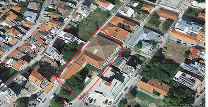 12). Όπως αναφέρθηκε παραπάνω, στη νότια πλευρά της συνορεύει, σε απόσταση 80εκ.