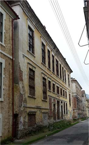 καπνού (βλ. Εικ. 13). Η υπό μελέτη καπναποθήκη είναι ένα ορθογωνικό κτίριο, τετραγωνικής κάτοψης και καταλαμβάνει επιφάνεια 618τ.μ. περίπου.