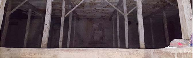 Στα σημεία εισόδου στις περιμετρικές τοιχοποιίες, οι δοκοί δένονται με μεταλλικές λάμες οι οποίες αγκυρώνονται στην εξωτερική πλευρά της τοιχοποιίας με
