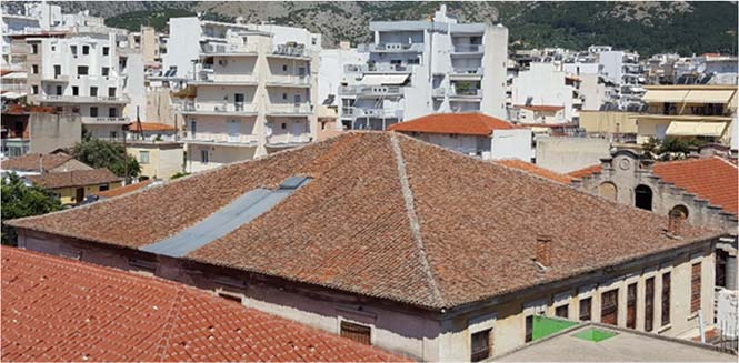 Ωστόσο, στο ταβάνωμα υπάρχει μια μικρή καταπακτή η οποία εξασφαλίζει την πρόσβαση στη στέγη και την επισκεψιμότητα σε αυτήν.