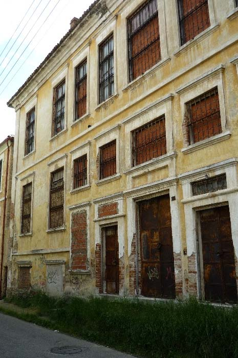 Επισημαίνεται ότι, η παρατήρηση της εξωτερικής όψης της νότιας τοιχοποιίας δεν ήταν δυνατή λόγω έλλειψης πρόσβασης σε αυτήν και για αυτό τον λόγο δεν γίνεται παρακάτω κάποια αναφορά στην παθολογία