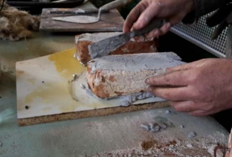 μεγάλο ποσοστό υγρασίας και μετά θραύση αποκαλύφθηκε ότι είχε