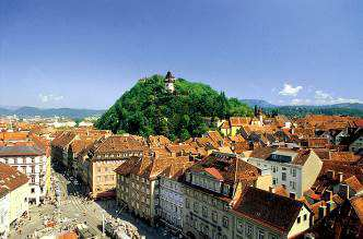 Η παλαιά πόλη του Γκρατς, στην οποία θα περπατήσουµε, είναι ένα από τα καλύτερα διατηρηµένα κέντρα πόλεων της κεντρικής Ευρώπης και από το 1999 έχει ενταχθεί στον κατάλογο παγκόσµιας κληρονοµιάς της
