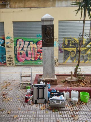 Θραύσματα πόλης ( χωρίς επεξεργασία) Γιάννης Ιωακειμίδης Σημεία της πόλης, κι όχι μόνο, όπου φωλιάζει το παράλογο, το