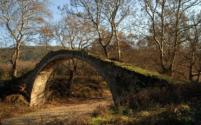 Πολύ κοντά στην πλατεία του οικισμού της Ανατολής, σε υψόμετρο 950μ, βρίσκεται το πέτρινο γεφύρι του χωριού. Έχει γενική επικοινωνία με τα δάση του Κισσάβου και πιθανώς με τη Σπηλιά.