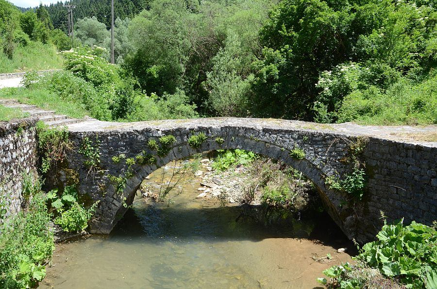 Το γεφύρι της Ανθούσας Βρίσκεται στην είσοδο του χωριού Ανθούσα και γεφυρώνει το ρέμα «Λεπενίτσης» που χύνεται στον Ασπροπόταμο.