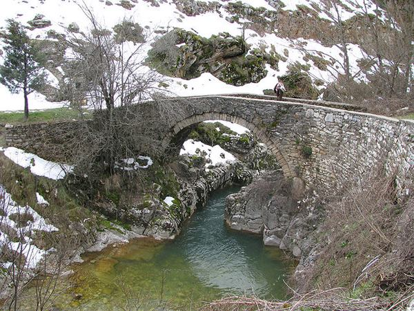Η γέφυρα της Καπαριάς στο Χαλίκι Βρίσκεται στη δυτική άκρη του χωριού Χαλίκι και γεφυρώνει το ρέμα «Καπαριάς» που πηγάζει από την τοποθεσία «Βερλίγκα» του όρους «Περιστέρι».