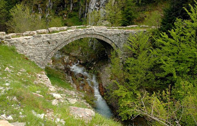 Το γεφύρι Μιχαλάκη Φίλου στο Χαλίκι Γεφυρώνει παραπόταμο του Ασπροποτάμου. Βρίσκεται 2,5 χιλιόμετρα από το χωριό Χαλίκι.