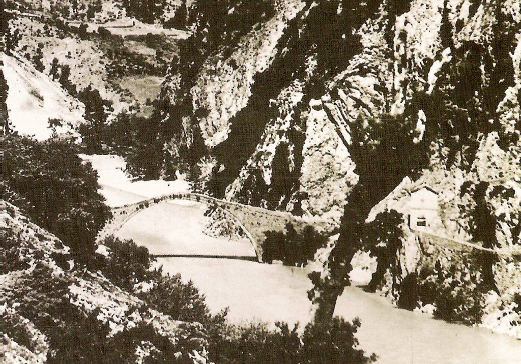 ΓΕΦΥΡΙΑ Ν. ΚΑΡΔΙΤΣΑΣ Το γεφύρι του Κοράκου Το γεφύρι του Κοράκου υπήρξε το μεγαλύτερο μονότοξο γεφύρι του ελληνικού χώρου. Ανατινάχθηκε όμως κατά τη διάρκεια του εμφυλίου πολέμου.