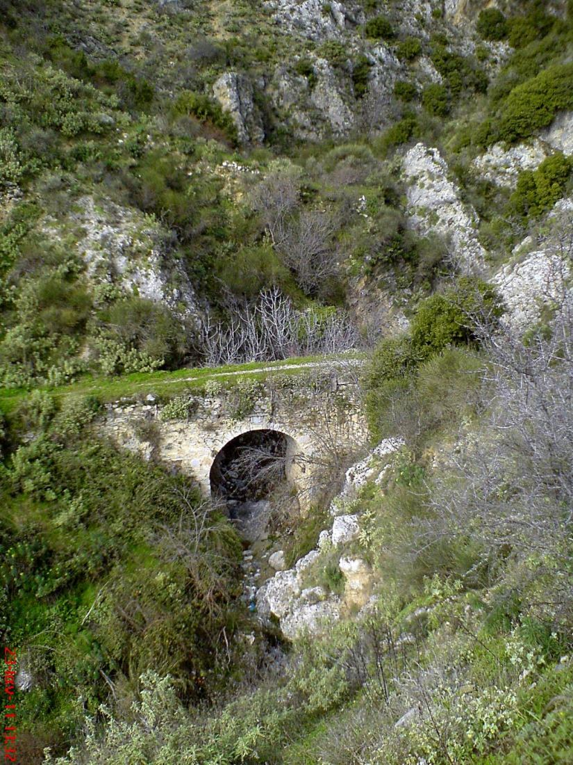 Σήμερα, το παλιό πέτρινο τοξωτό γεφύρι, το έχουν περιβάλει με τσιμέντο για να το διαπλατύνουν, ώστε να περνούν τα αυτοκίνητα.