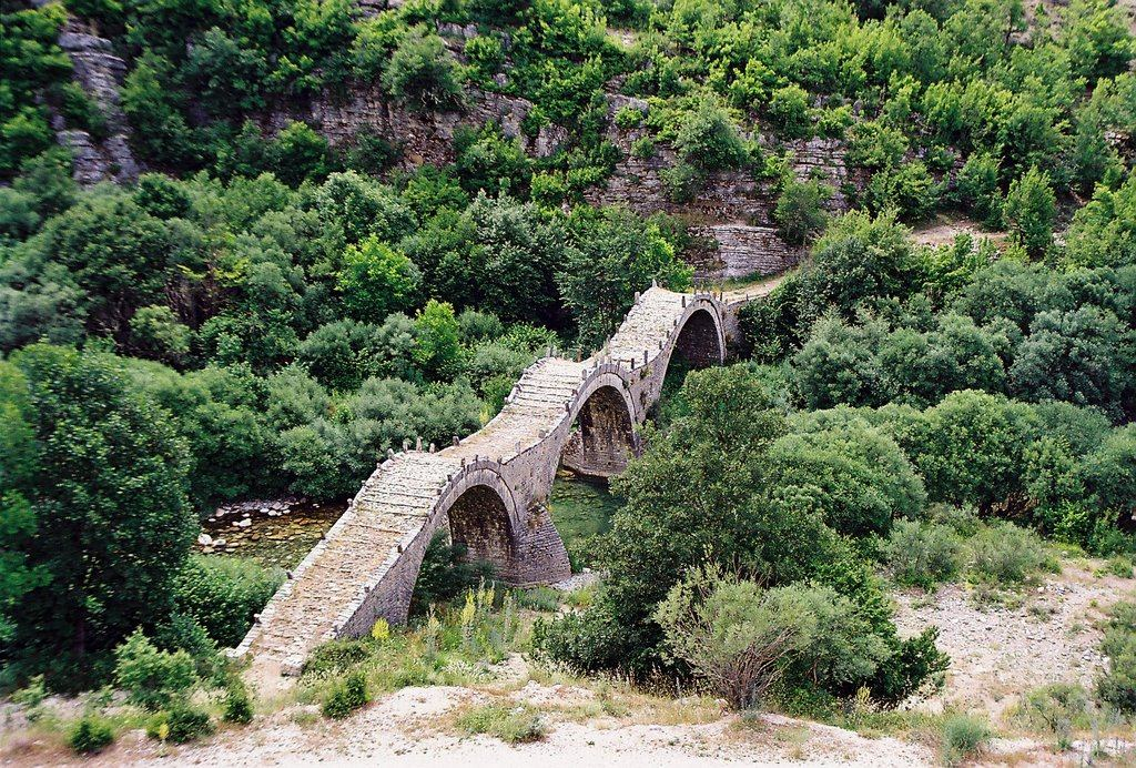 Το γεφύρι του Πλακίδα ή Καλογερικό Το γεφύρι του Πλακίδα βρίσκεται πάνω από το Μπαγιώτικο ρέμα και συναντάται στα δεξιά του δρόμου που οδηγεί στο χωριό Κήποι, στο κεντρικό Ζαγόρι.