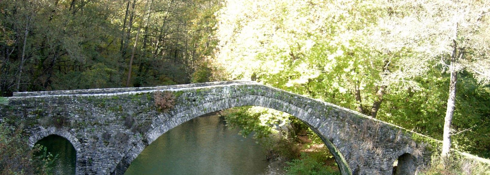 Το γεφύρι της Πλάκας Θεωρείται η ωραιότερη γέφυρα των Βαλκανίων και η τρίτη στην Ευρώπη.