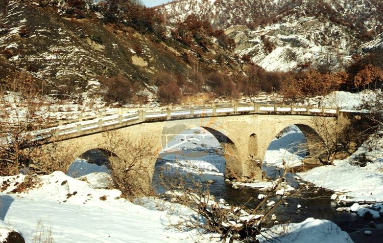 Βρίσκεται στο δρόμο Γρεβενών-Κρανιάς, λίγο πριν το χωριό. Πρόκειται για ένα μονότοξο γεφύρι, που γεφυρώνει ρέμα κοντά στις πηγές του Βενέτικου ποταμού. Το άνοιγμα του τόξου του φτάνει τα 9μ.