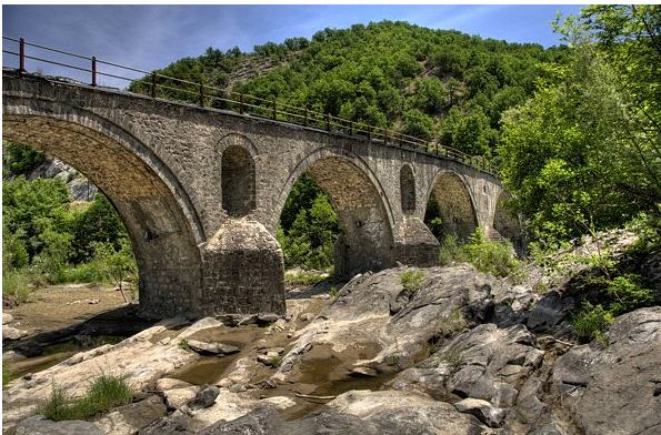 Είναι μονότοξο γεφύρι που βρίσκεται κοντά στο χωριό Κρανιά και συγκεκριμένα στο δρόμο που οδηγεί από την Κρανιά στη Μηλιά Μετσόβου, βορειοδυτικά της Κρανιάς και σε μικρή απόσταση από αυτήν.