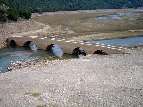 Οι θυσίες όμως αυτές φαινόταν φτωχές στους μαστόρους που είχαν βάλει στο μάτι το μοσχάρι του Χότζα.