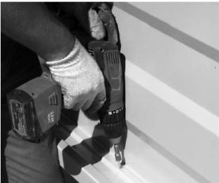 prindeti le cu cate un cleste la ambele capete pentru a asigura