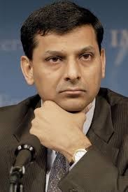 Raghuram Rajan, προσπάθησε να καθησυχάσει όσους ανησυχούν για την αδύναμη συναλλαγματική ισοτιμία του εθνικού νομίσματος, λέγοντας ότι αυτή βρίσκεται στο σωστό ύψος, ενώ θεωρεί πιθανή την κάμψη του Ο