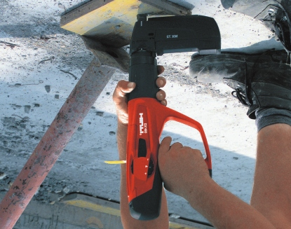 Program fixări directe DX 460-MX DX 460-MX Aparat de implantat bolţuri (aparat cu magazie) y Aparatul universal automat, cu magazie Utilizare: Pentru fixări în serie confortabile: domeniul