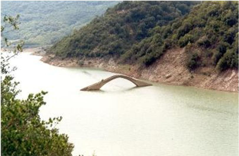 Από μετατροπή των μονοπατιών σε δρομους και την απαιτούμενη διαπλάτυνση ή κόψιμο της καμάρας.