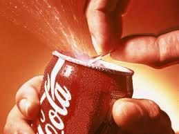 ΈΝΑ ΠΟΤΟ ΠΟΥ ΤΟ ΖΗΛΕΥΕΙΣ Σε διαφημίσεις της, η Coca Cola τονίζει το πόσο γευστική και δροσιστική είναι. Δείχνει ότι ταιριάζει σε κάθε περίσταση και πολλές φορές σου προκαλεί ζήλια.