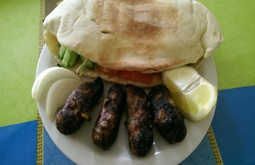 SHEFTALIES Ingrédients 1 gras de crépine un peu de vinaigre sel pour la farce ½ kilo de porc haché ½ tasse de persil frais, finement haché 1 oignon, finement haché 2 tranches de pain humide sel