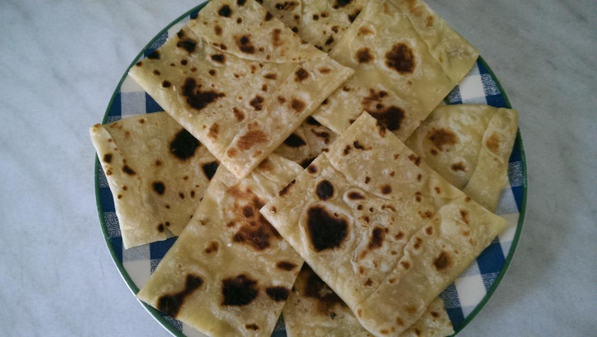 KATIMERIA Ingrédients 1 kilo de farine rustique 1 pincée de sel 1 tasse de café d huile, de tournesol ou de maïs eau tiède, au besoin 5-6 cuillères à soupe d'huile d'olive miel, pour le dressage
