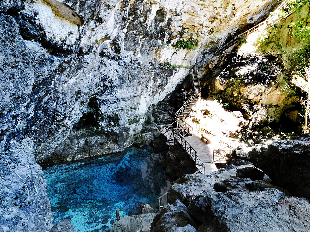 HOYO AZUL ΚΑΙ ΕΞΕΡΕΥΝΗΣΗ ΣΠΗΛΑΙΟΥ Έναρξη: 09:00 or 15:00 Διάρκεια: 2 ώρες Η περιπέτεια ξεκινά με μια έντονη πεζοπορία στις πλαγιές του απότομου βράχου El Farallon, όταν φτάσουμε στην κορυφή του